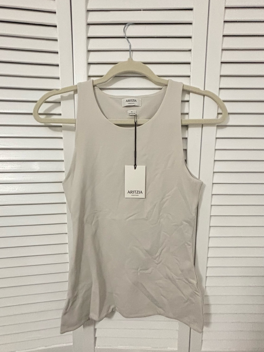 Aritzia Cream Tank Top – Sleeveless Scoop Neck